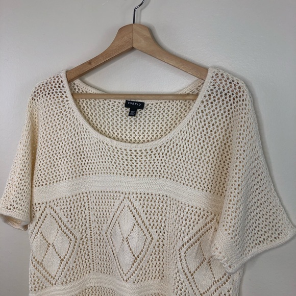 Torrid cream crochet dolman sweater size 00 (10) - Picture 2 of 12